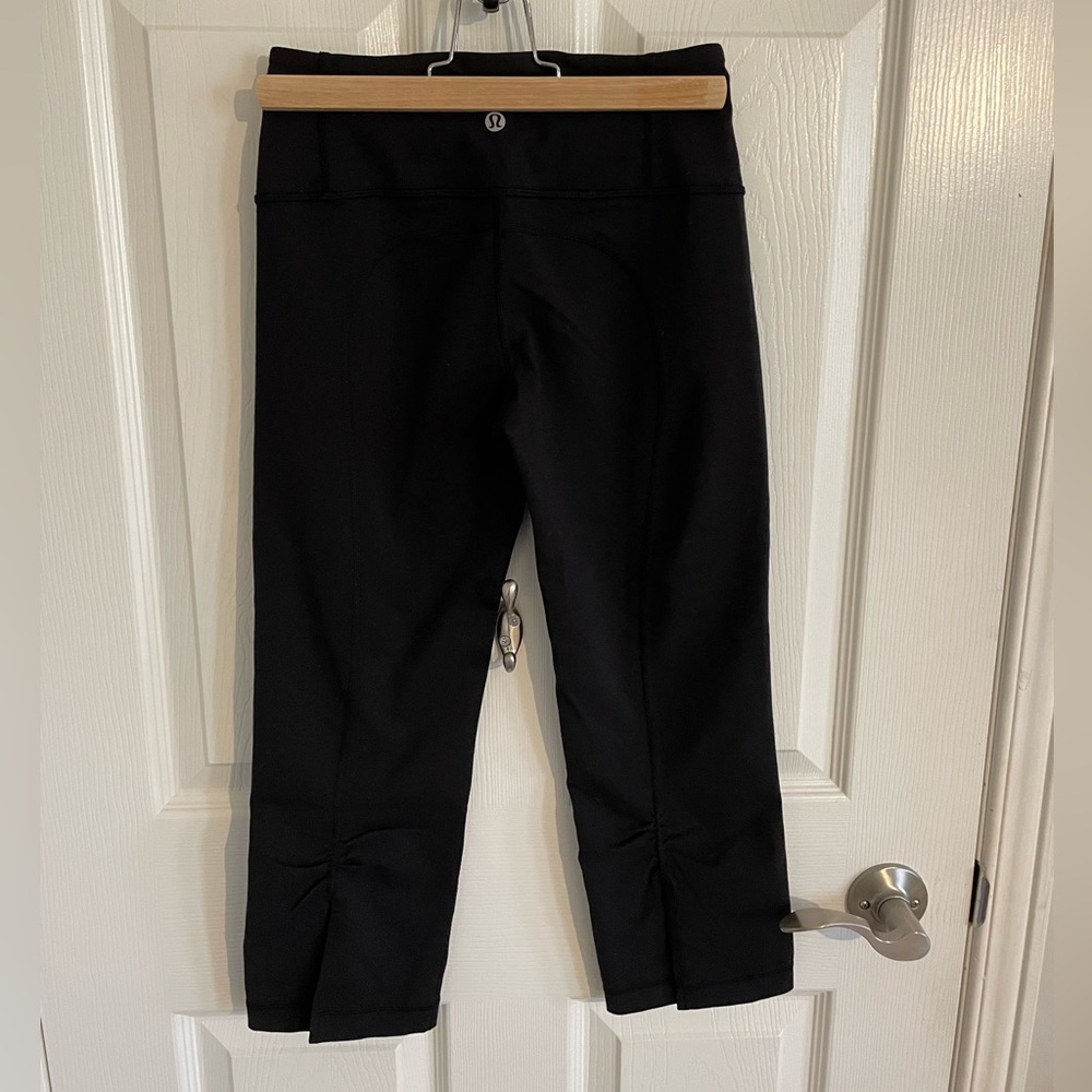 Lululemon “Gather and Crow Crop II” cropped leggings